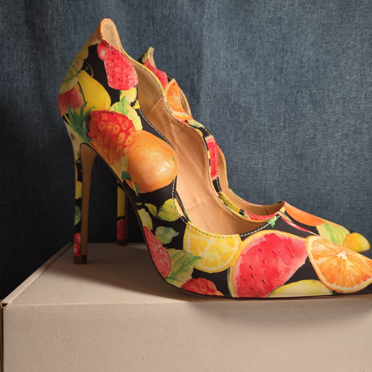 Liliana Fruit Print Pumps 8.5 Scalloped Stiletto Heels Watercolor Fruit Salad