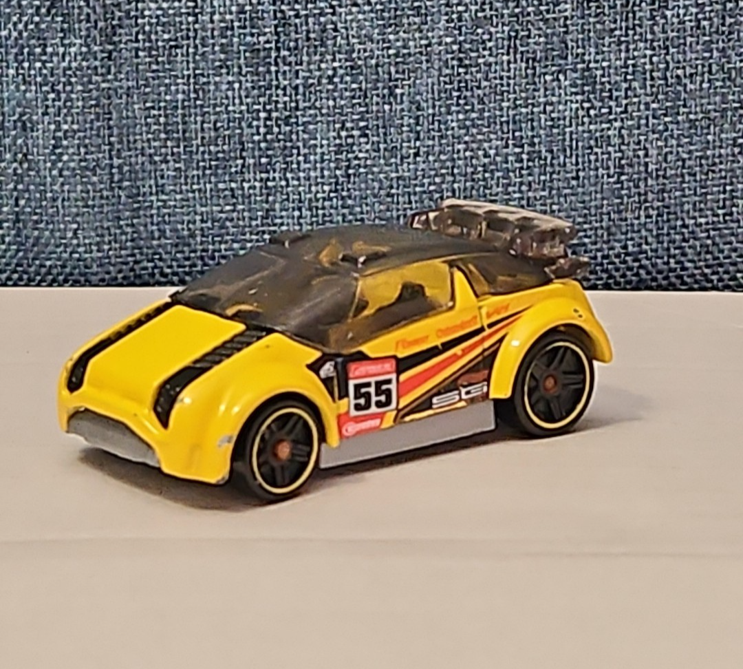 Hot Wheels Super Gnat | 2013 HW Stunt Track Aces | Yellow #55 Race Car
