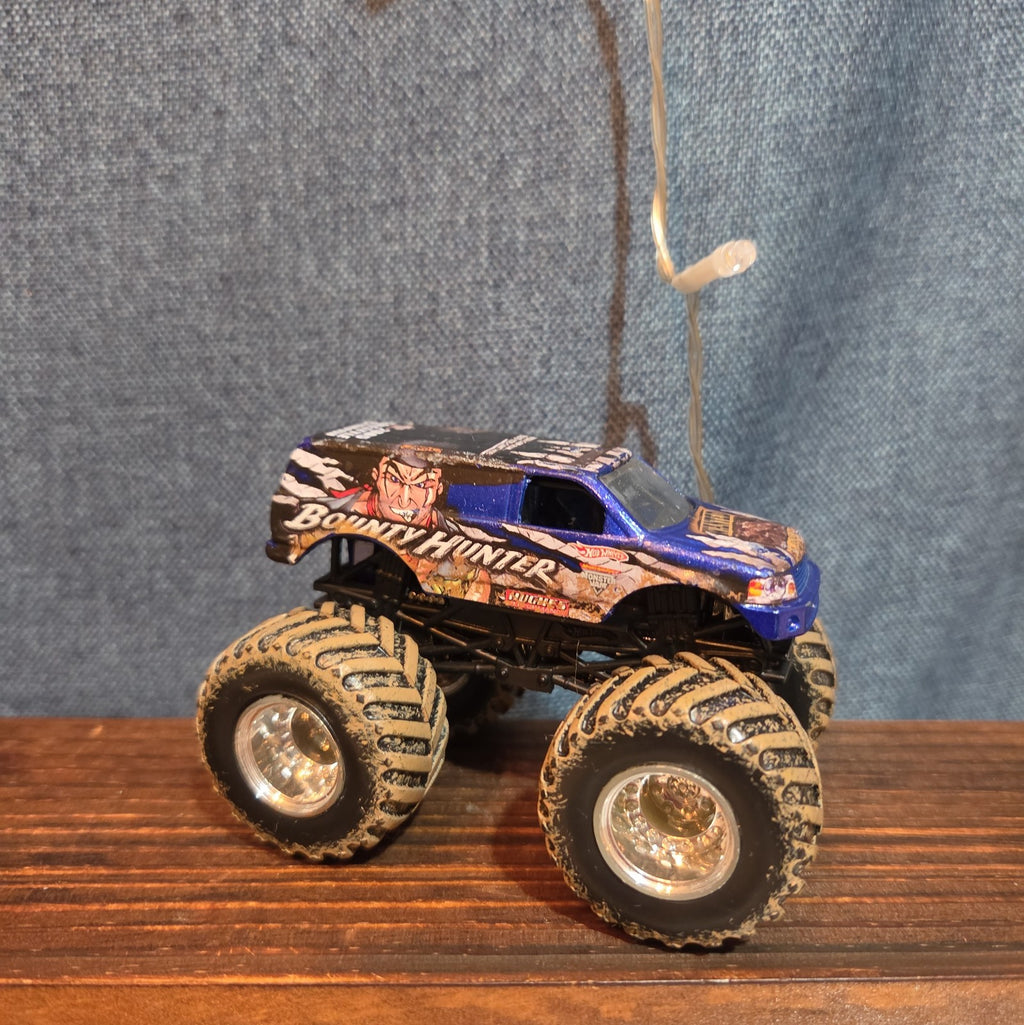 Hot Wheels Monster Jam Bounty Hunter Mud Treads Diecast 2012