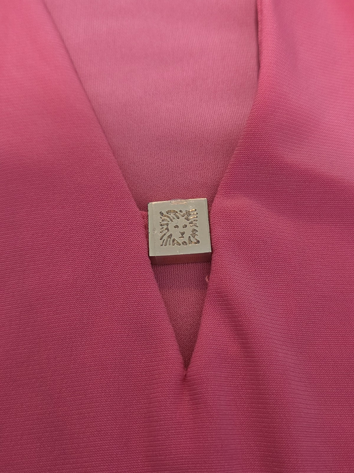 Anne Klein Sport Blouse Coral Lion Logo V-Neck Jersey Career Top Gently Used L