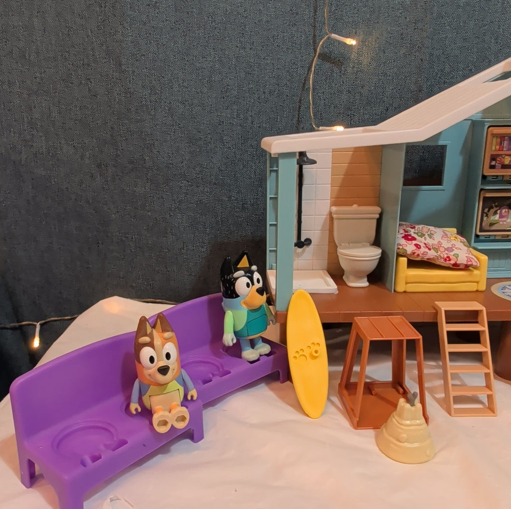 Bluey Ultimate Beach Cabin 29 Pc Playset Figures