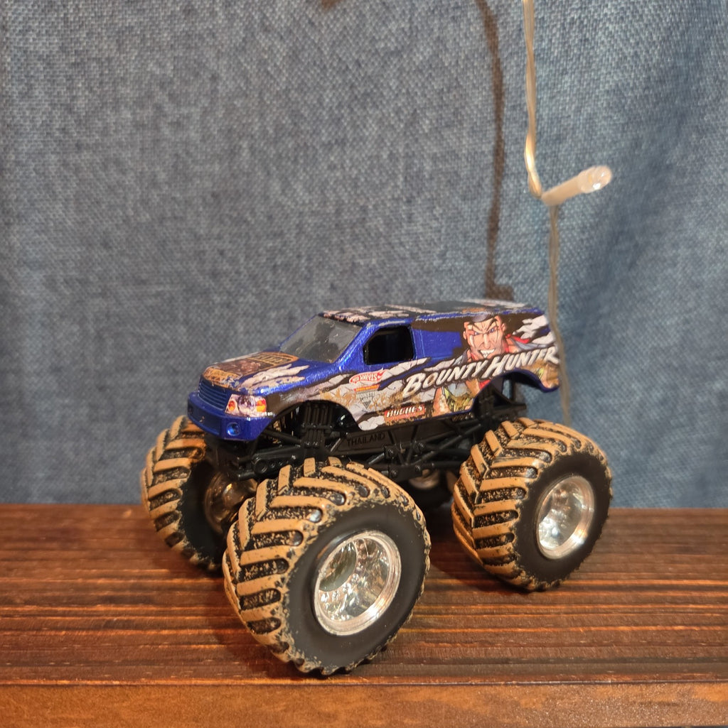 Hot Wheels Monster Jam Bounty Hunter Mud Treads Diecast 2012