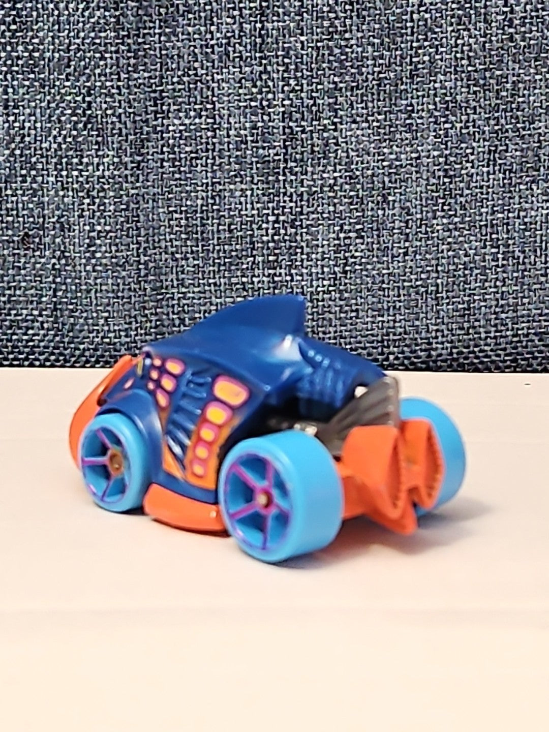 Hot Wheels Piranha Terror | 2013 First Edition | Blue & Orange Creature Car