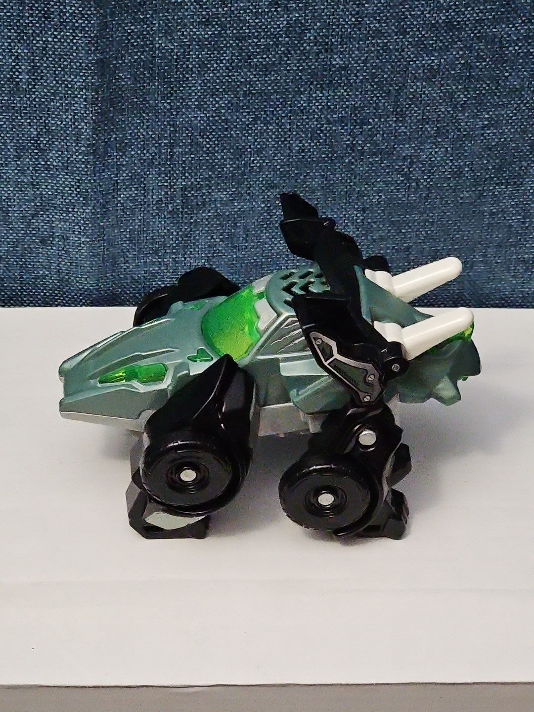 VTech Switch & Go Dinos Turbo Triceratops Transforming Race Car | Friction Motor