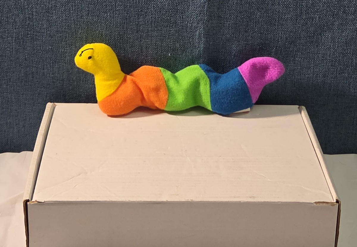 Ty Beanie Baby Inch the Inchworm 1995 Rainbow Plush Yarn Antennae Clean NO TAG