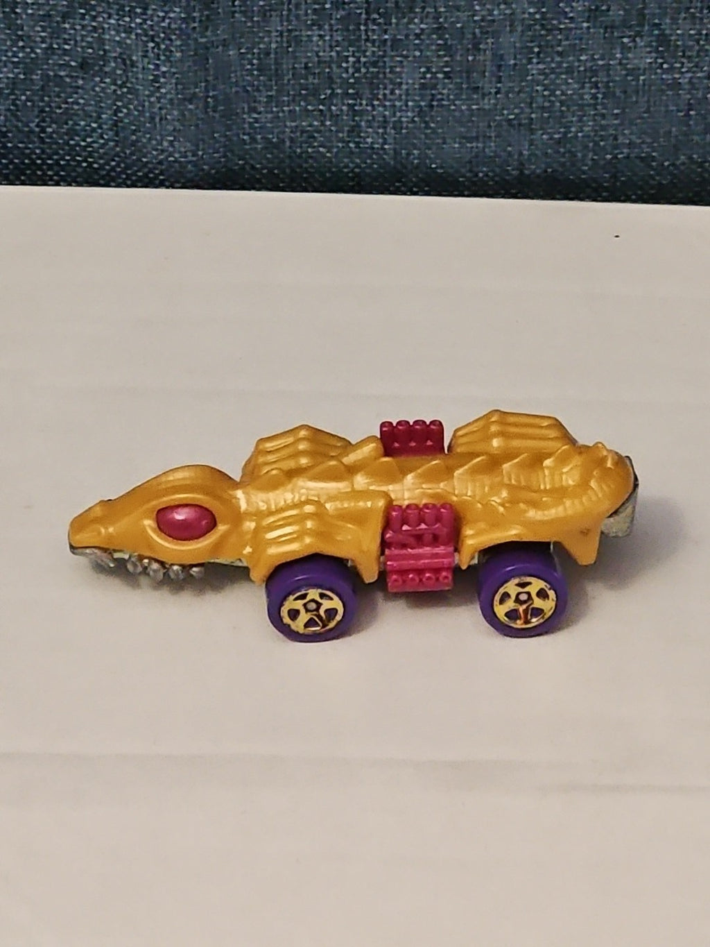 Hot Wheels Dino Riders Fangster 2015 Gold Exclusive Car Vehicle Dinosaur