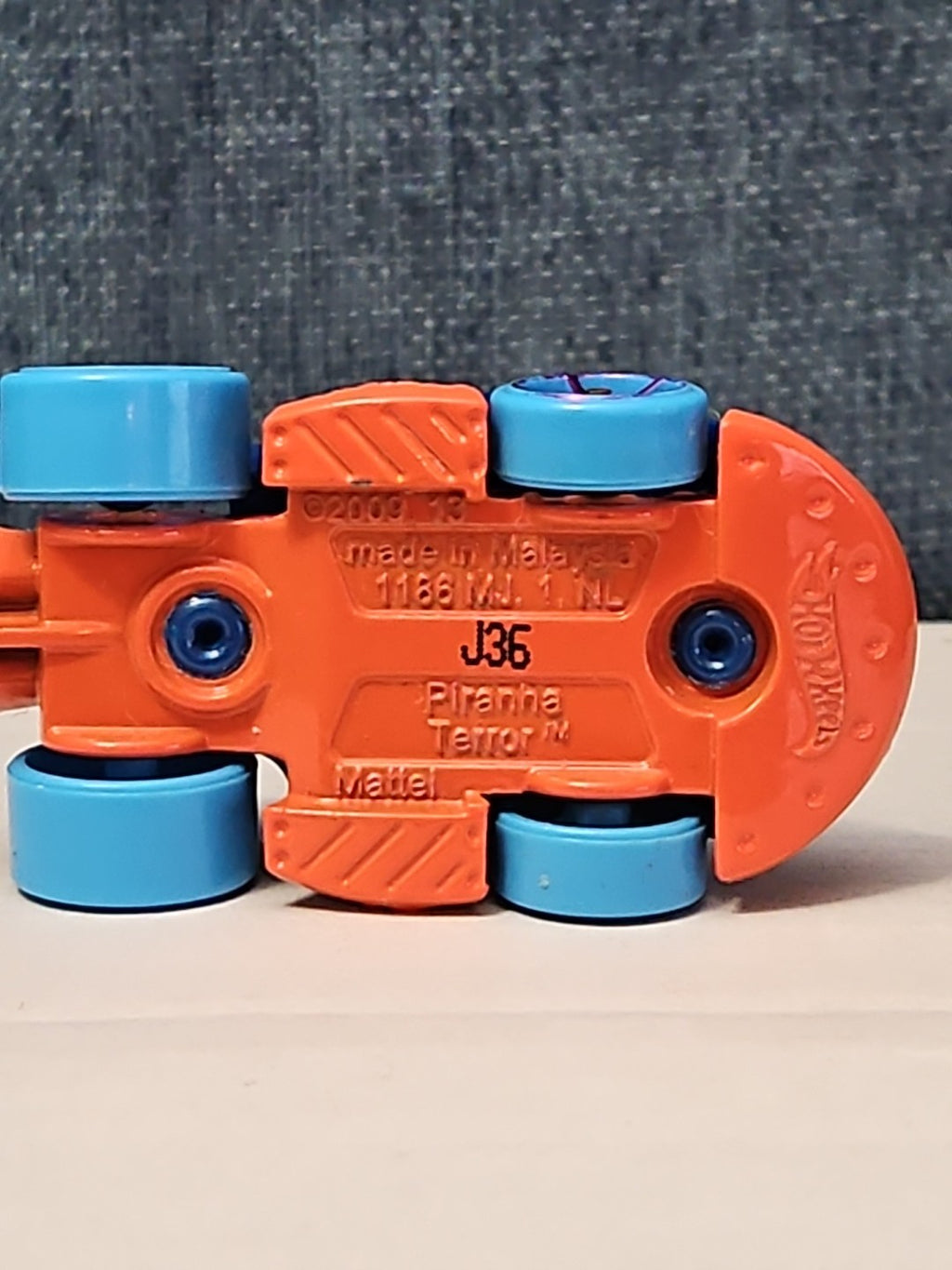 Hot Wheels Piranha Terror | 2013 First Edition | Blue & Orange Creature Car