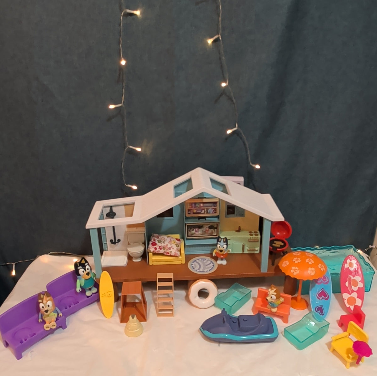 Bluey Ultimate Beach Cabin 29 Pc Playset Figures