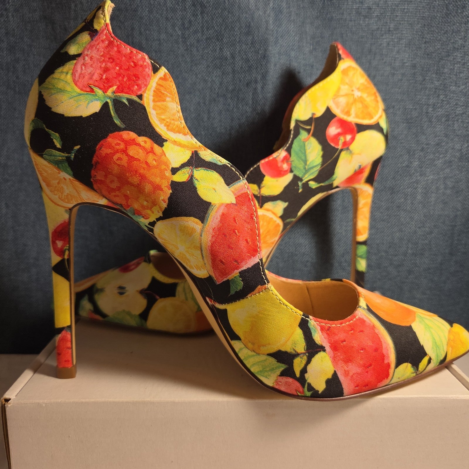 Liliana Fruit Print Pumps 8.5 Scalloped Stiletto Heels Watercolor Fruit Salad