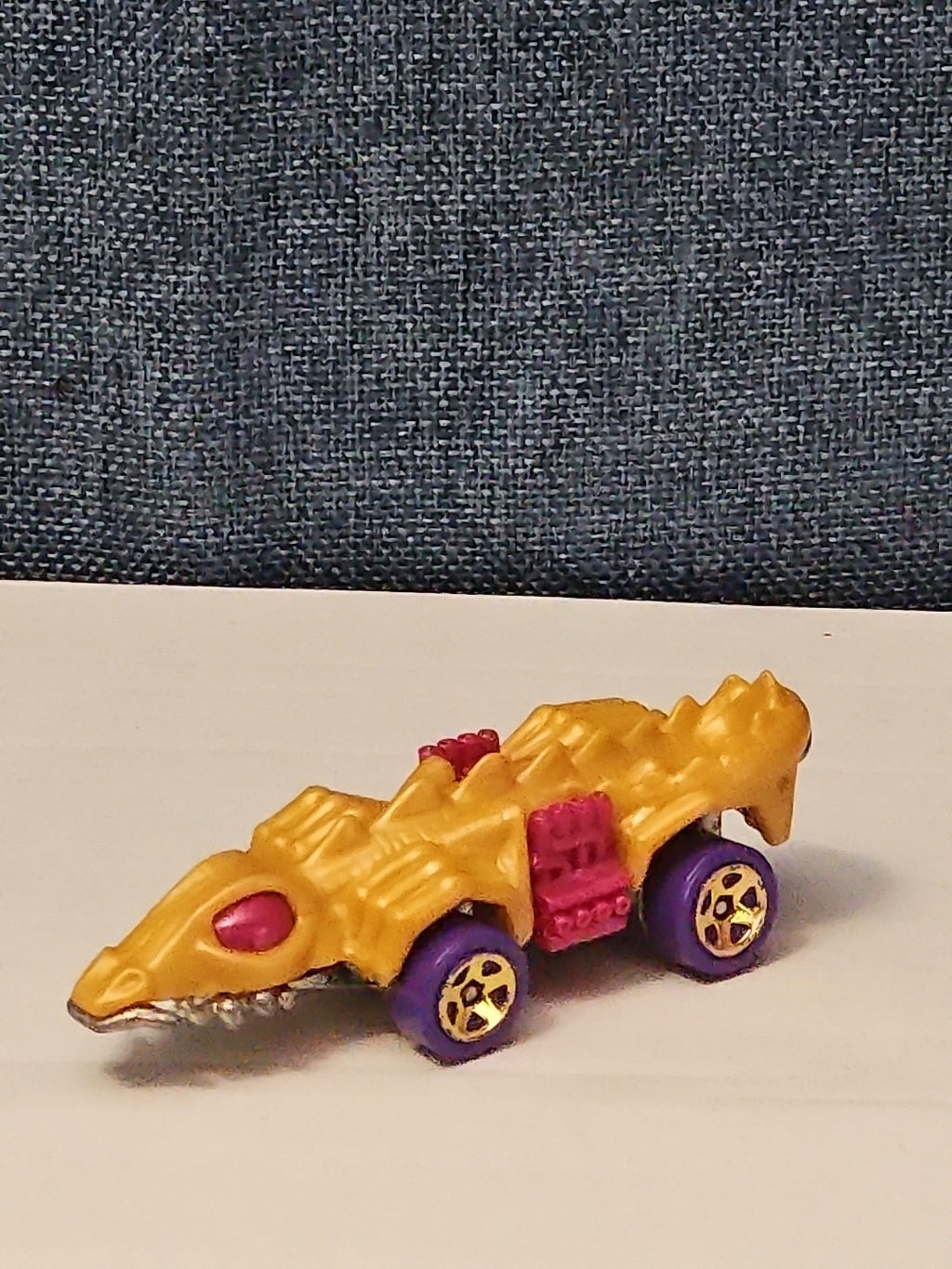 Hot Wheels Dino Riders Fangster 2015 Gold Exclusive Car Vehicle Dinosaur