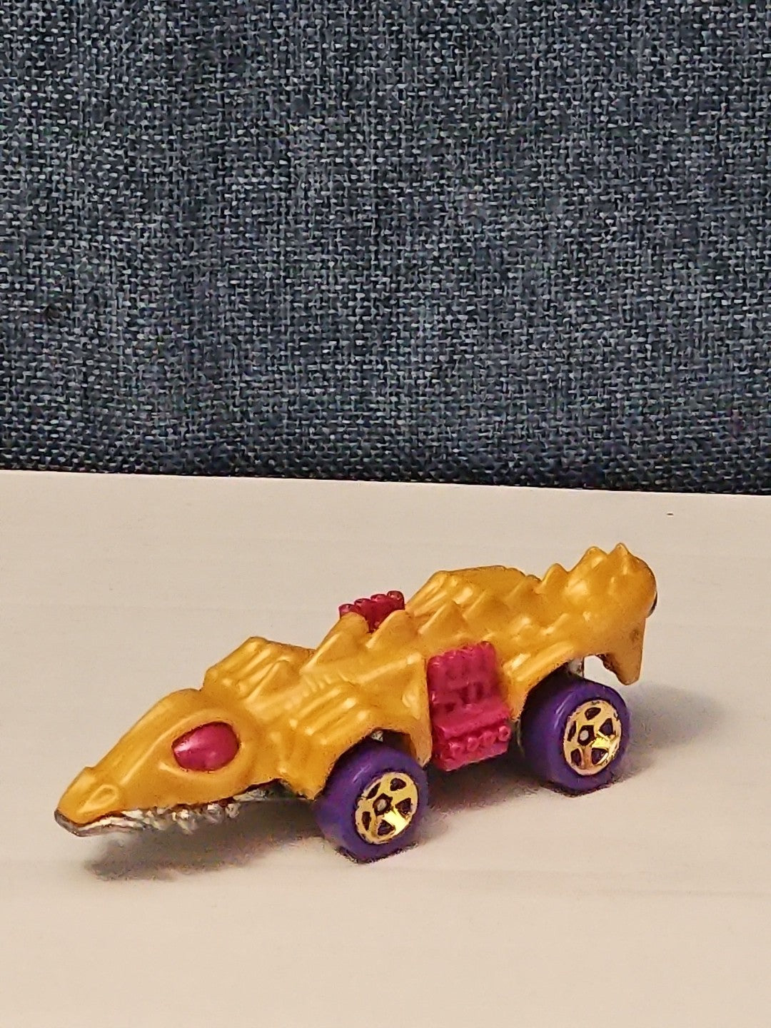 Hot Wheels Dino Riders Fangster 2015 Gold Exclusive Car Vehicle Dinosaur