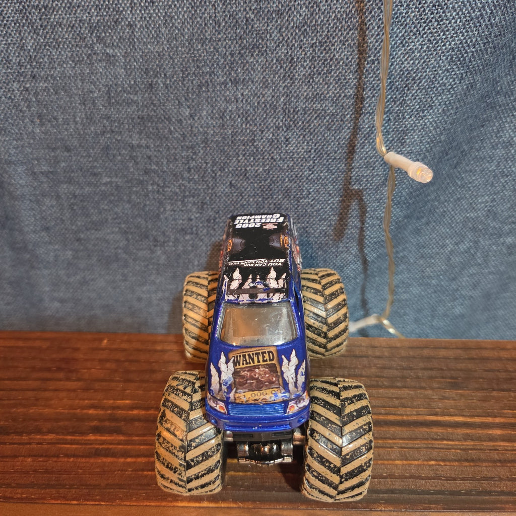 Hot Wheels Monster Jam Bounty Hunter Mud Treads Diecast 2012