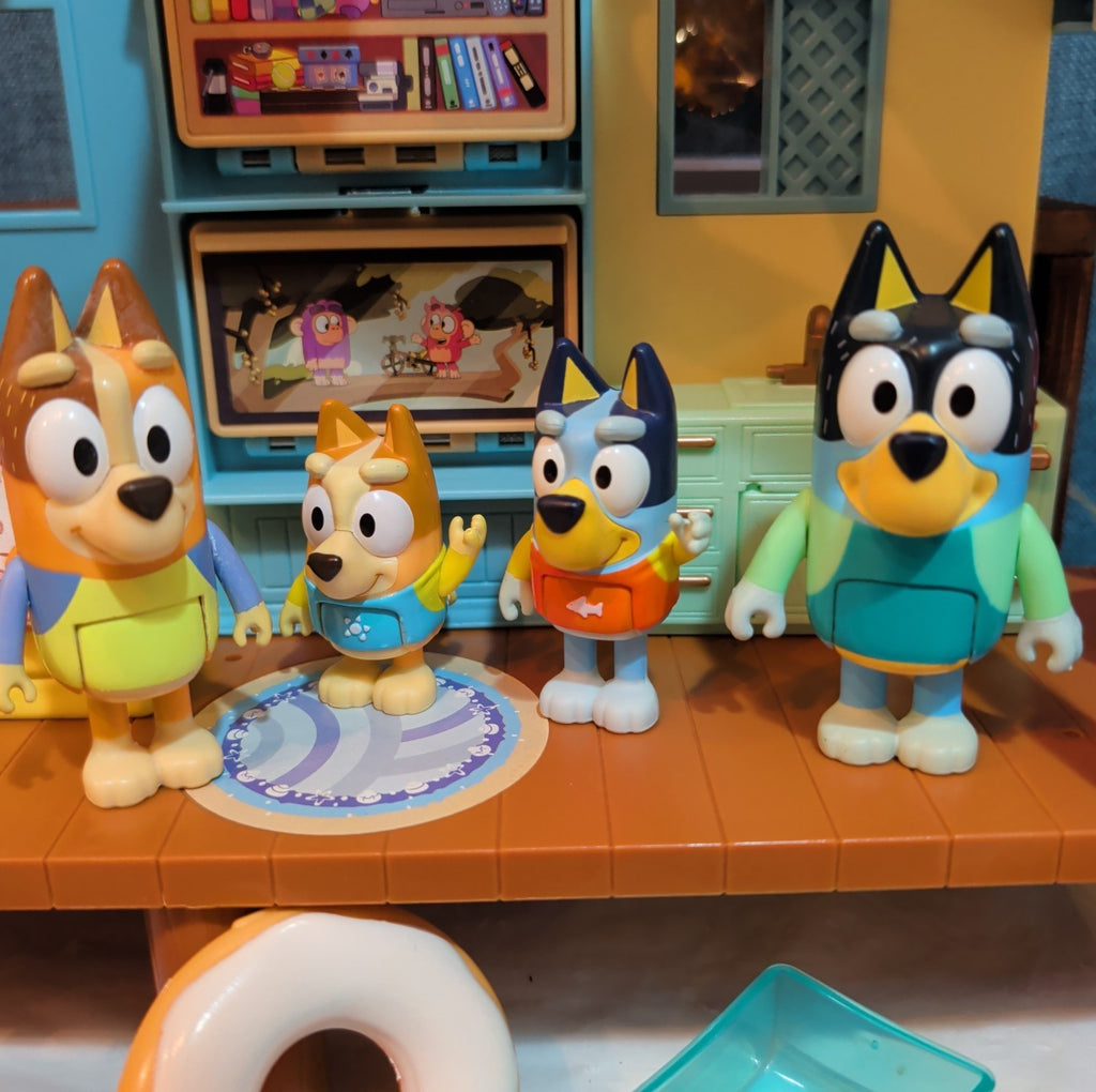 Bluey Ultimate Beach Cabin 29 Pc Playset Figures
