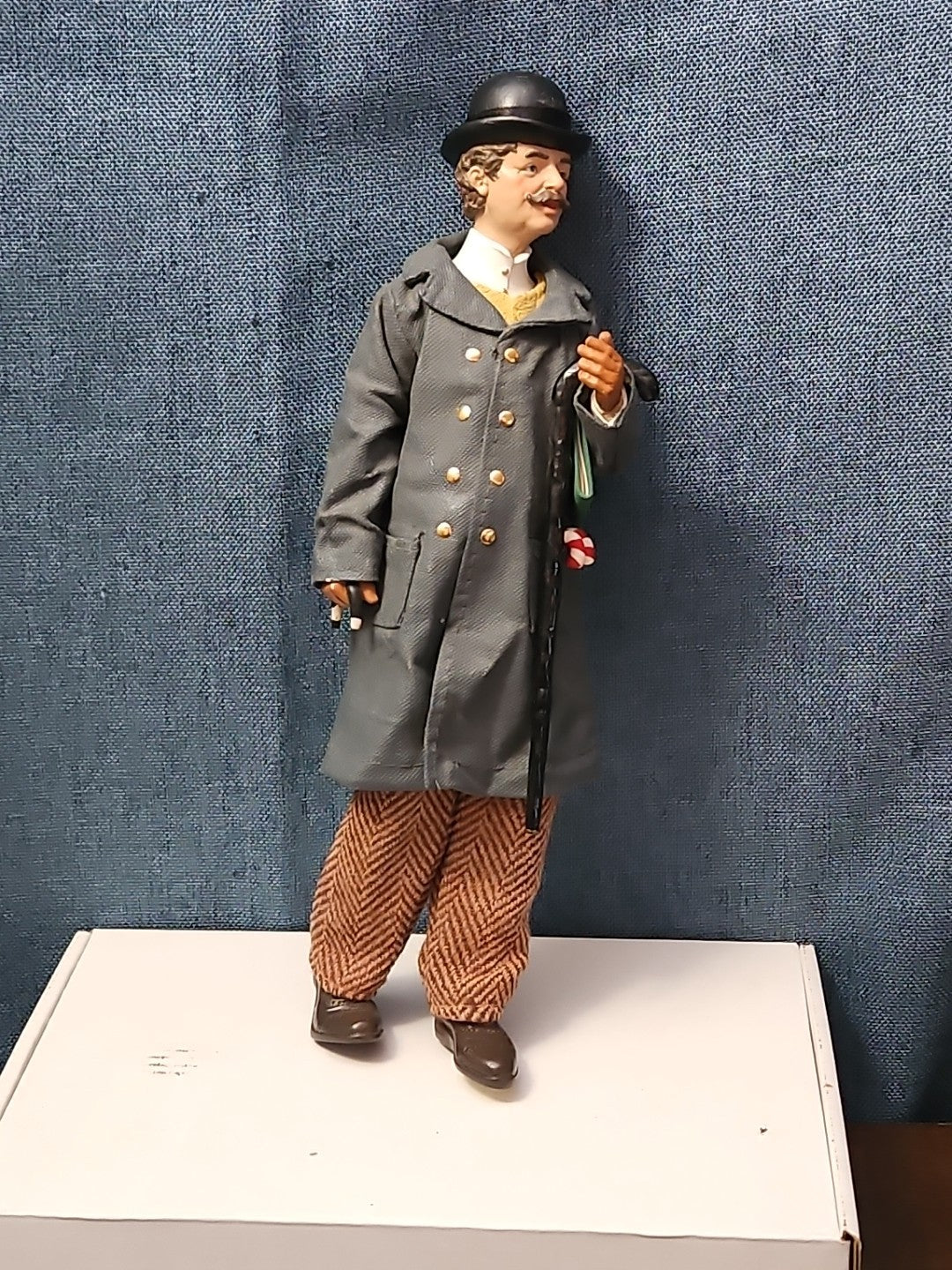 Possible Dreams Clothtique "Victorian Gentleman Caroler" (2003)