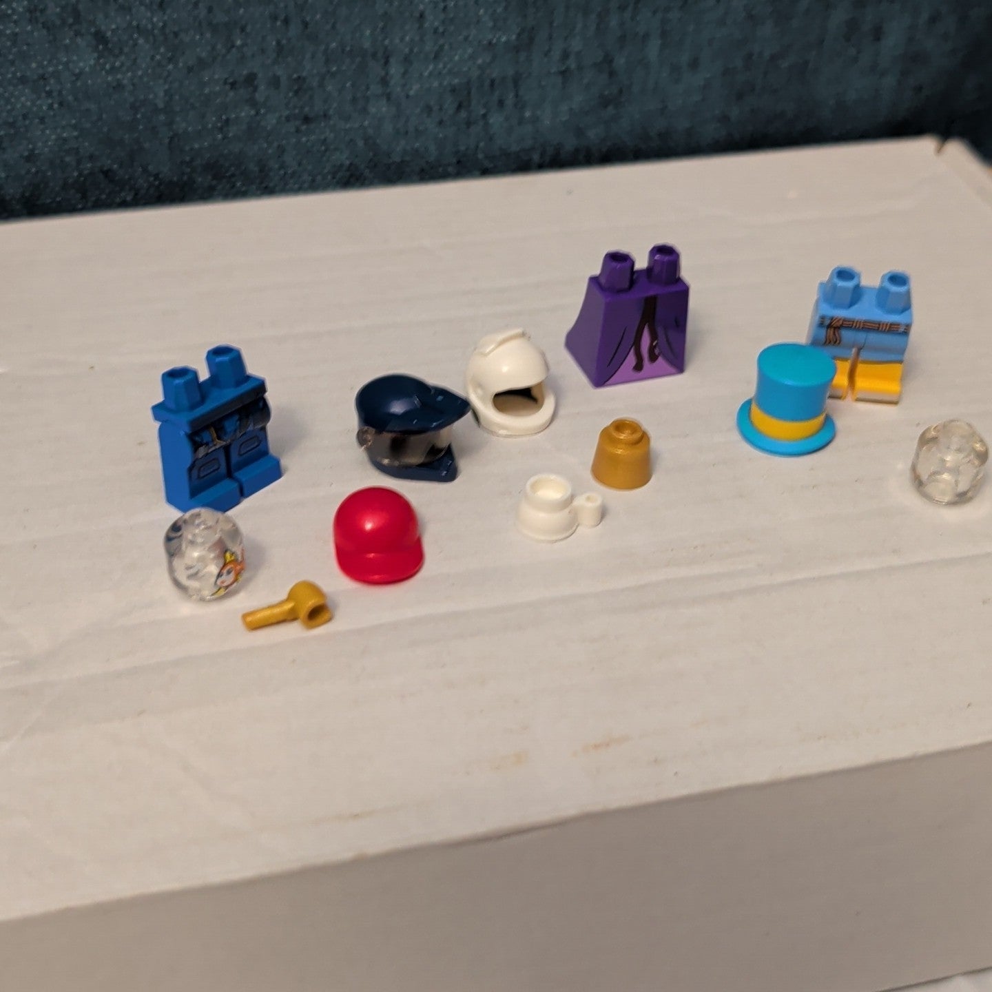 LEGO Minifigure Parts | Accessories GOLDFISH HEAD Hand Top Hat | Helmet Unique!