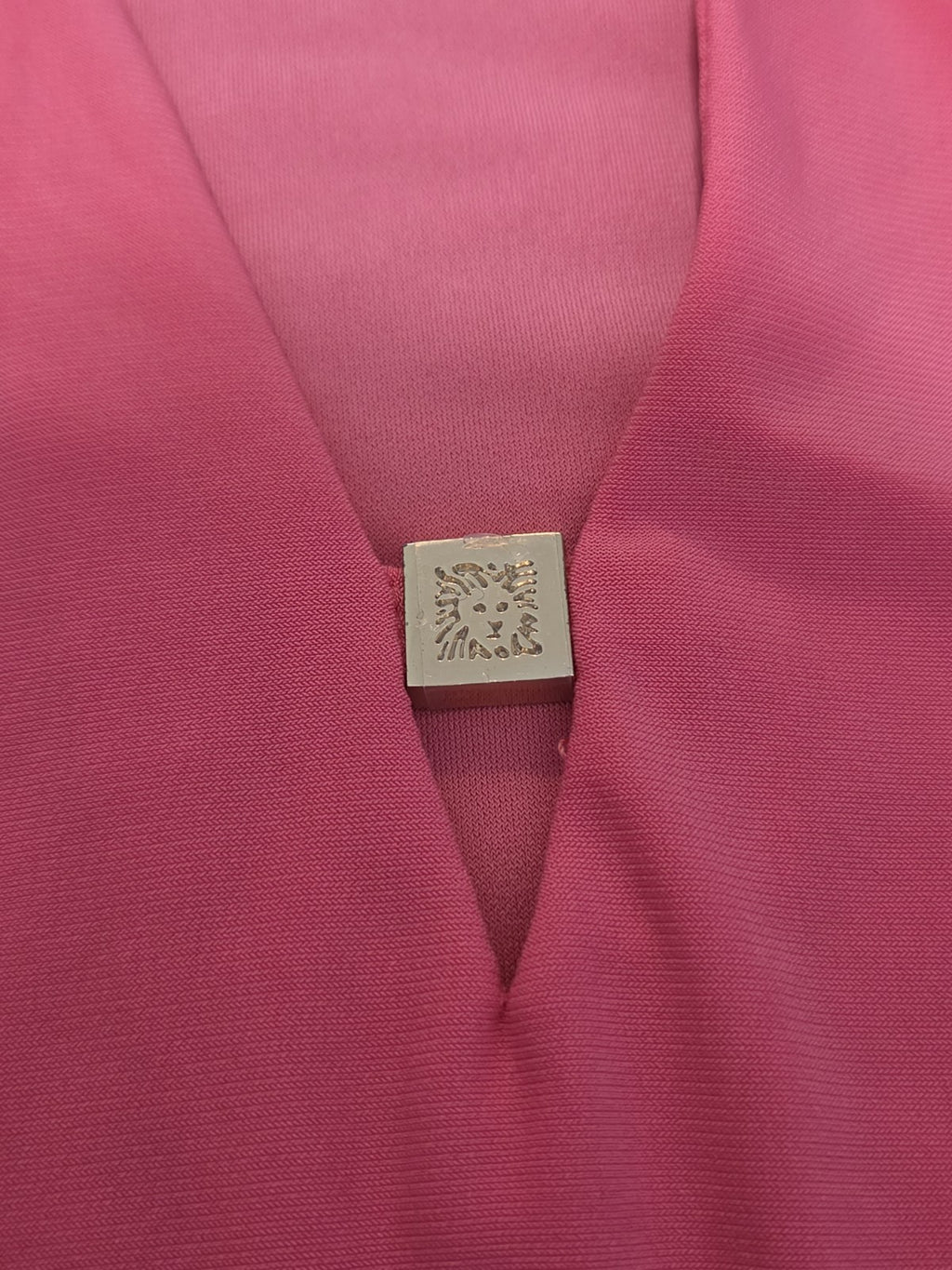 Anne Klein Sport Blouse Coral Lion Logo V-Neck Jersey Career Top Gently Used L