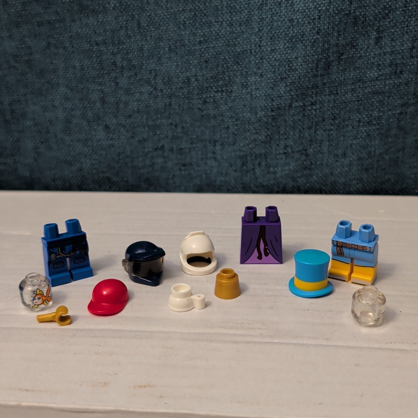 LEGO Minifigure Parts | Accessories GOLDFISH HEAD Hand Top Hat | Helmet Unique!