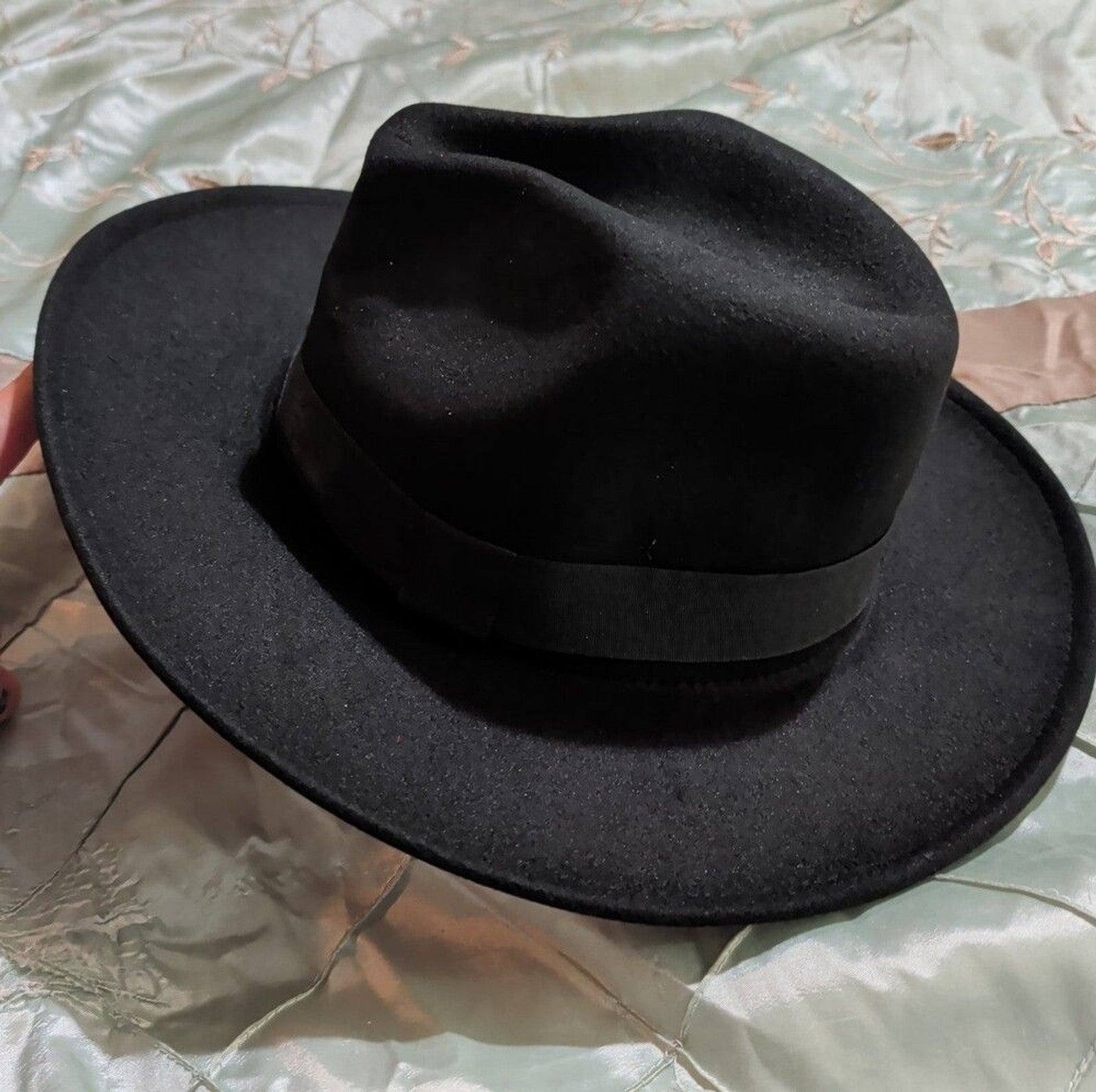 Cutely Covered Red Bottom Black Cowboy Hat Felt Wide Brim Fedora Medium Used