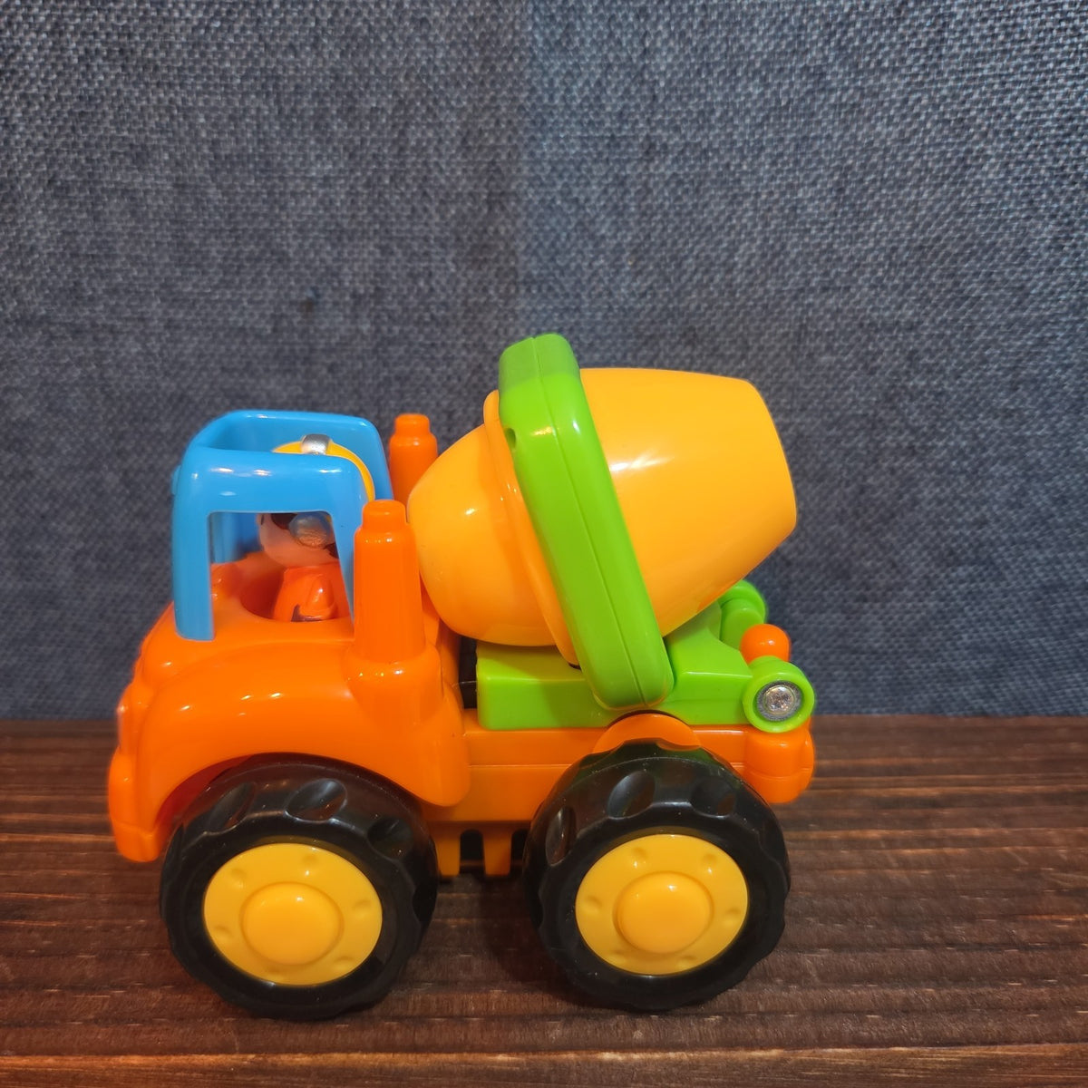 Huile Push Go Cement Mixer Toy Truck Friction Powered