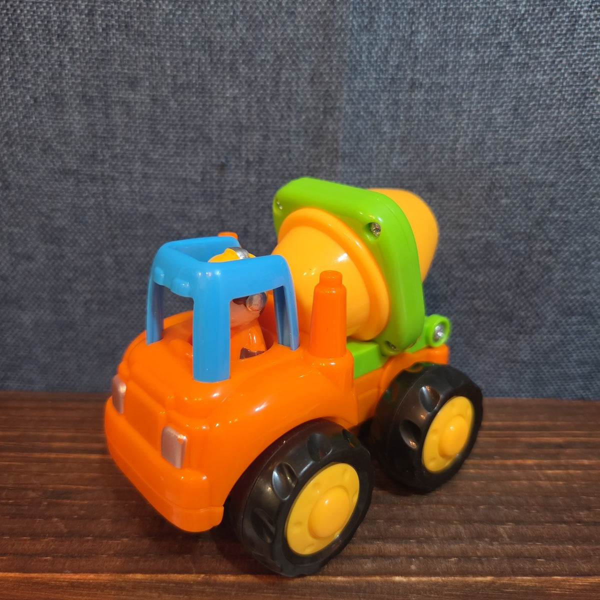 Huile Push Go Cement Mixer Toy Truck Friction Powered