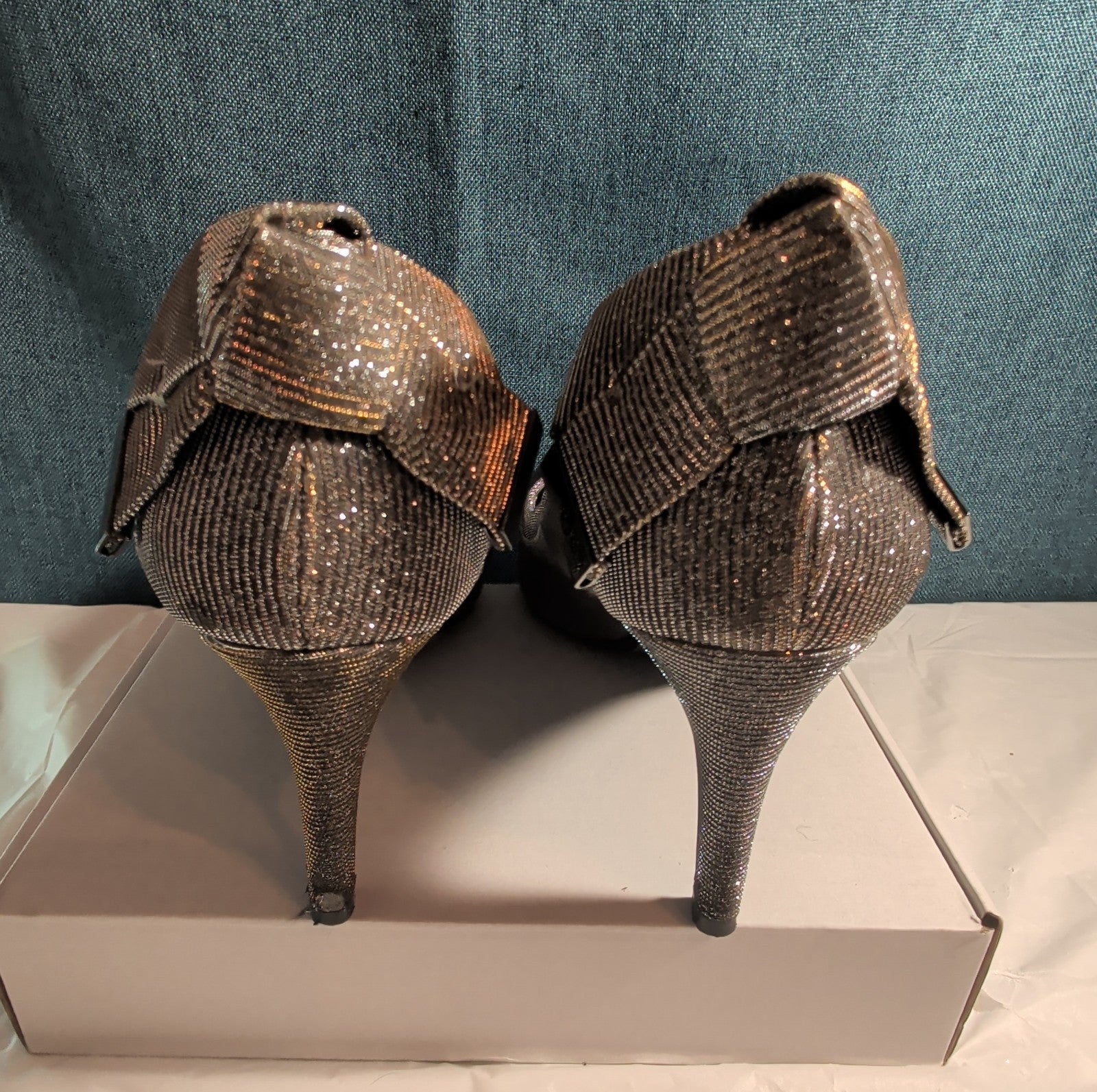 J Renee Silver Sparkly Bow Pumps 8.5 M Pointed Toe Metallic Satin