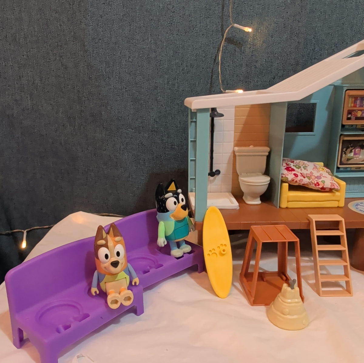 Bluey Ultimate Beach Cabin 29 Pc Playset Figures