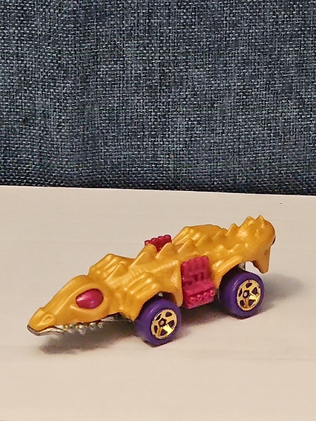 Hot Wheels Dino Riders Fangster 2015 Gold Exclusive Car Vehicle Dinosaur