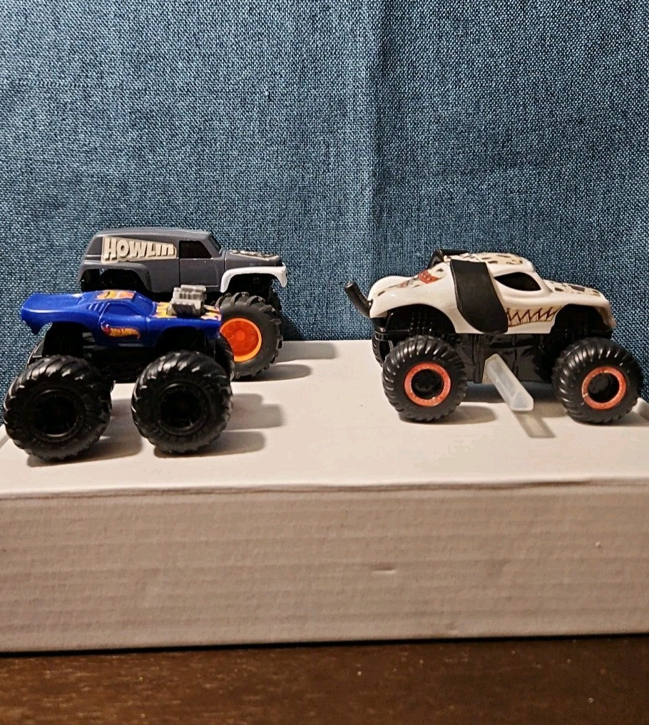 3-Piece Monster Truck Set | Hot Wheels Twin Mill & Howlin' Heat