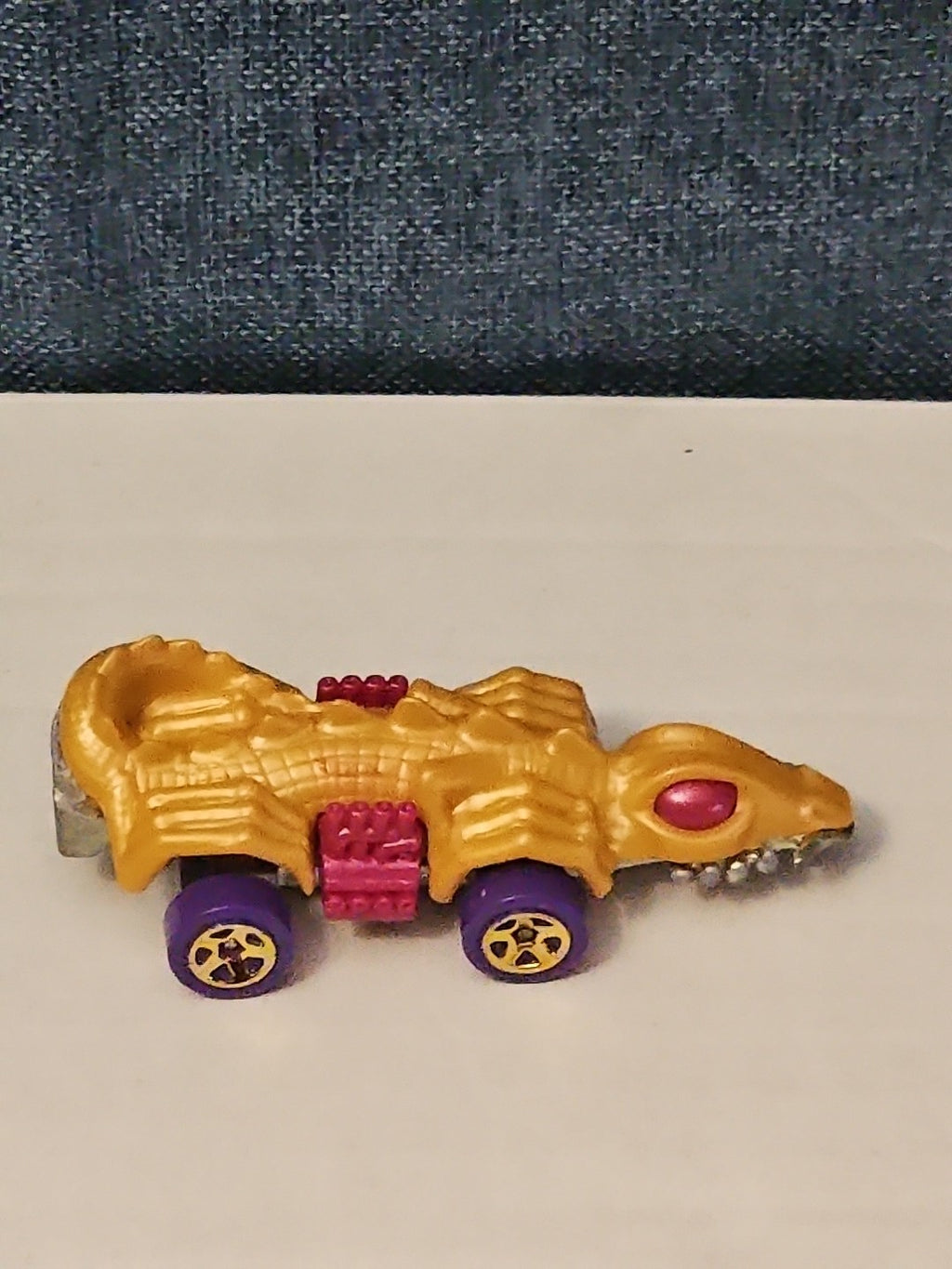 Hot Wheels Dino Riders Fangster 2015 Gold Exclusive Car Vehicle Dinosaur