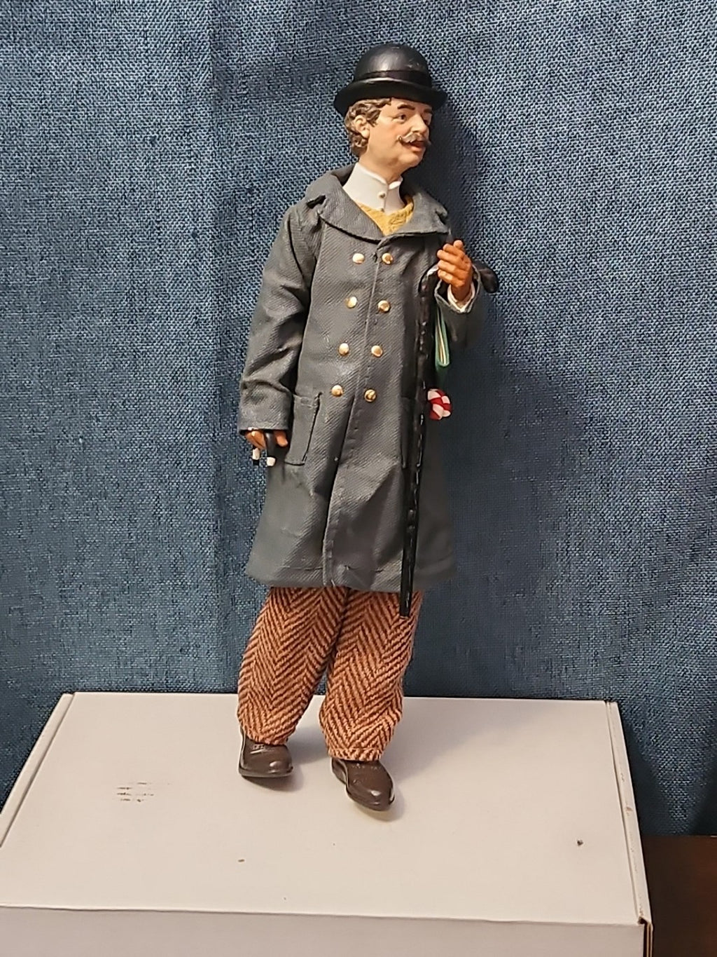 Possible Dreams Clothtique "Victorian Gentleman Caroler" (2003)