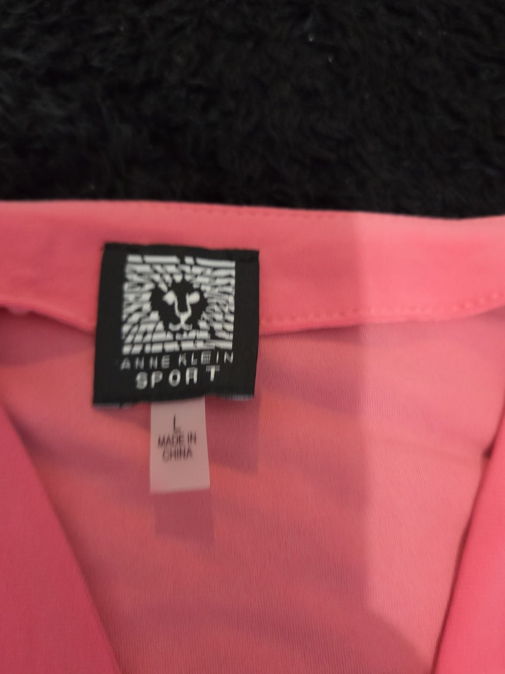 Anne Klein Sport Blouse Coral Lion Logo V-Neck Jersey Career Top Gently Used L