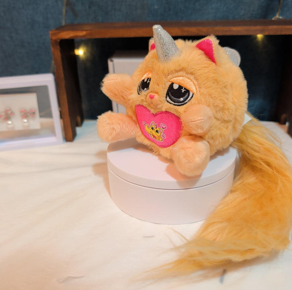 Zuru Rainbocorns Kittycorn Clover w/wings Surprise w/long furry beige tail